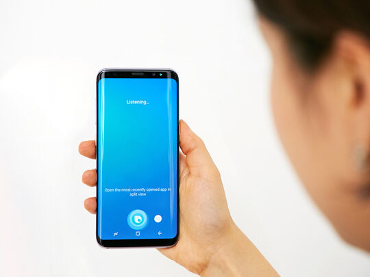Personne de dos regardant son téléphone portable.