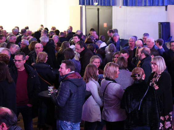 Les élu(e)s et les habitant(e)s de Raimbeaucourt se rencontrent dans la salle des fêtes lors de la réception suivant les vœux de M. le Maire.