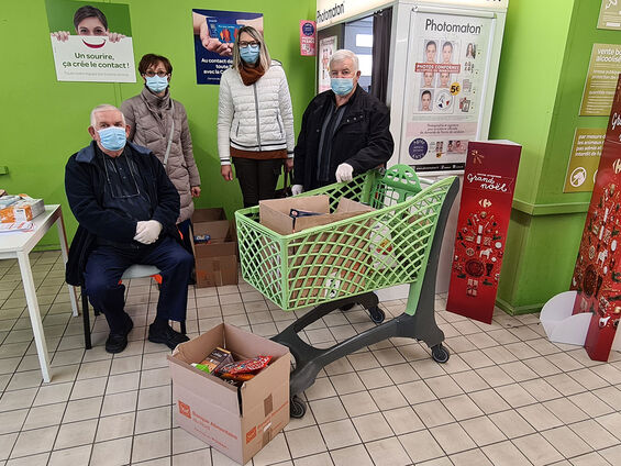 Administrateurs du CCAS et élu(e)s tiennent le stand des dons au Carrefour Contact.