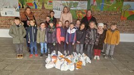 Les élèves de l'école Victor Hugo avec leurs professeurs et des élu(e)s dans la cour de l'école avec les sachets récoltés.