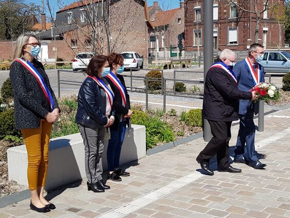 La cérémonie se déroule en comité restreint suivant les consignes sanitaires. Monsieur le Maire est accompagné de quatre élus.
