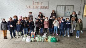 Les élèves de l'école Victor Hugo accompagnés d'élu(e)s et professeur(e)s présentant leur collecte alimentaire.