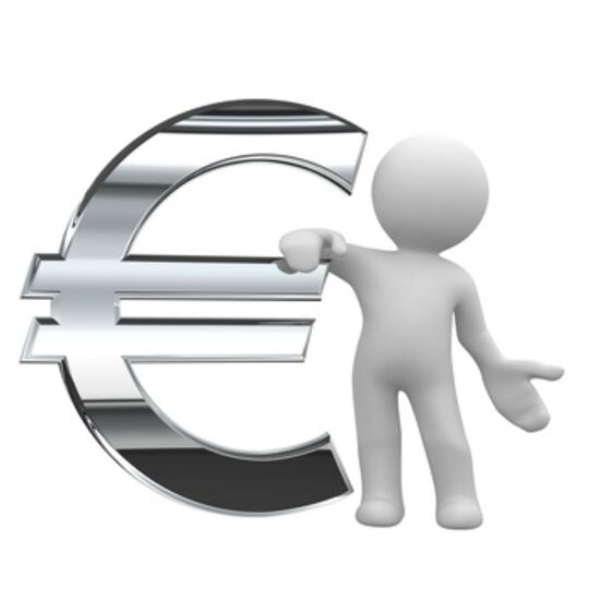 Personnage imaginaire appuyé sur un Euro géant.