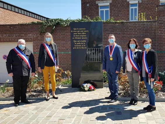 Fin de la cérémonie : photo de groupe des élus devant la stèle des déportés.