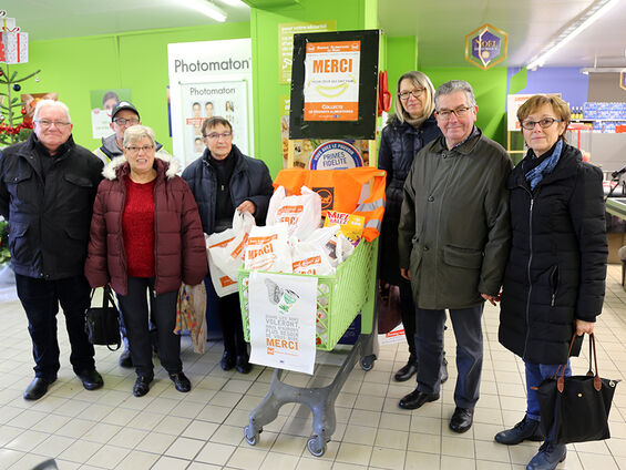 Administrateurs du CCAS et élu(e)s entourant la collecte de denrées alimentaires au magasin Carrefour Contact.