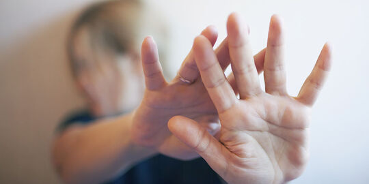 Femme se protégeant avec les mains