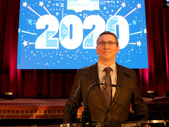 Photo de M. le Maire posant seul lors de la cérémonie de vœux 2020.