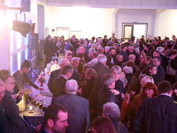 Elu(e)s et habitant(e)s de Raimbeaucourt dans la salle des fêtes lors de la réception suivant les vœux de M. le Maire.