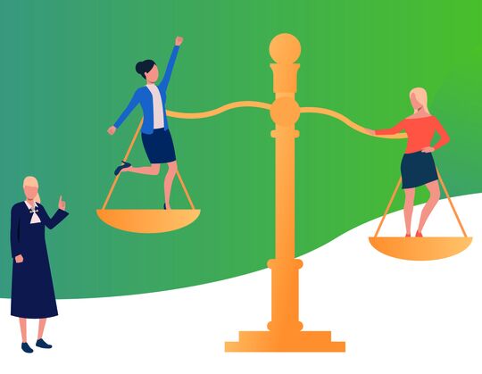 Illustration balance de justice avec personnages