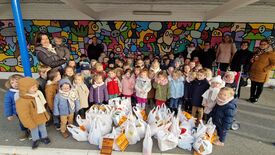 Les élèves de l'école Suzanne Lanoy avec leurs professeurs et des élu(e)s dans la cour de l'école avec les sachets récoltés.