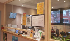 Vue intérieure du bureau d'accueil de l'agence postale communale